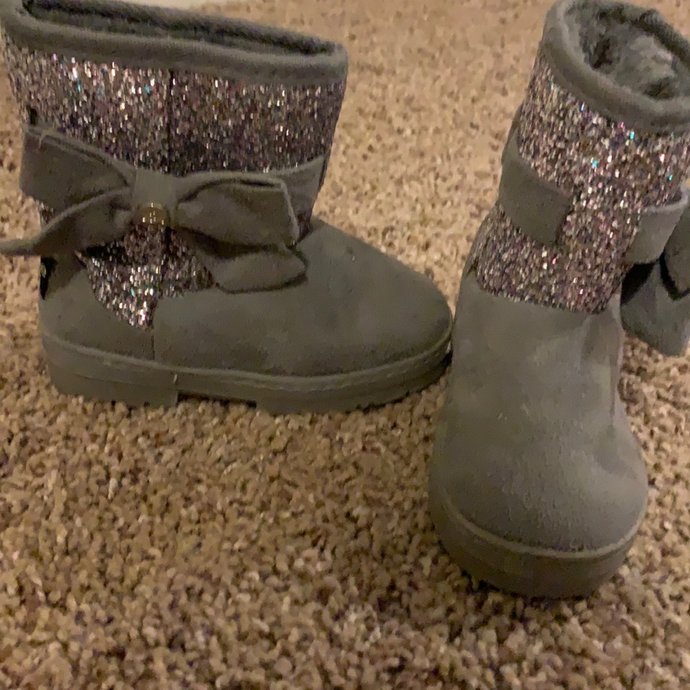 Like new toddler size 8 BeBe fur boots